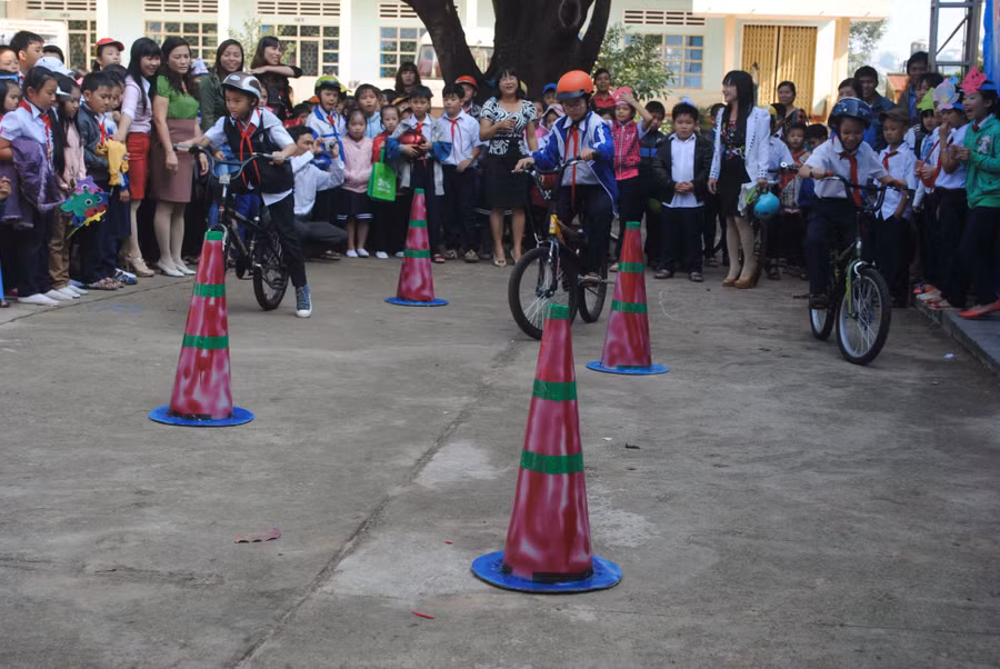  Các em thiếu nhi trên địa bàn TP. Pleiku hào hứng tham gia trò chơi về an toàn giao thông do Honda Đức Dung tổ chức. Ảnh: H.Đ.T