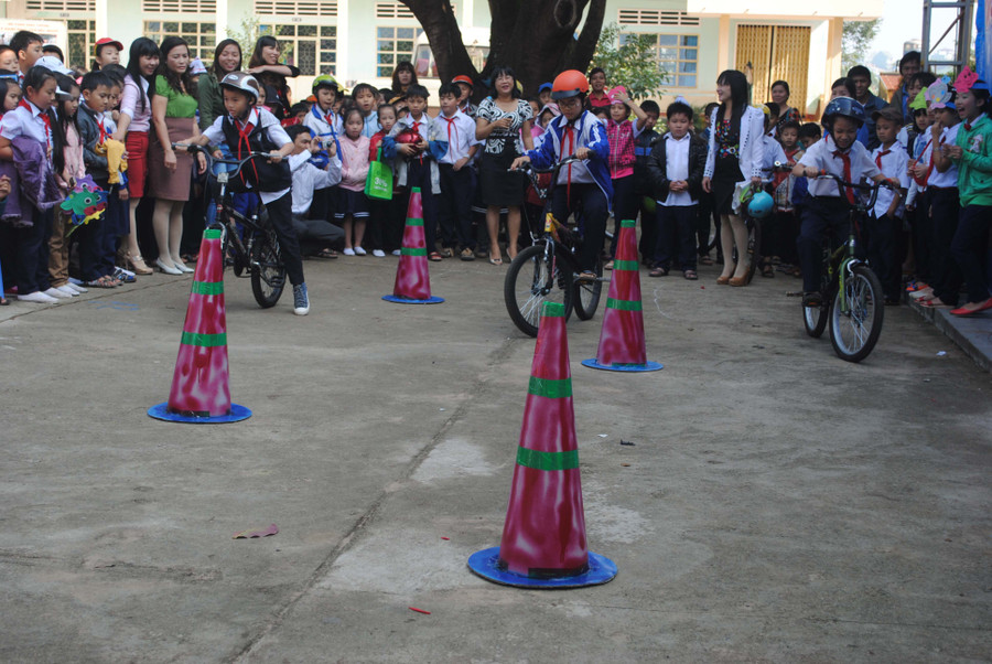  Các em thiếu nhi trên địa bàn TP. Pleiku hào hứng tham gia trò chơi về an toàn giao thông do Honda Đức Dung tổ chức. Ảnh: H.Đ.T