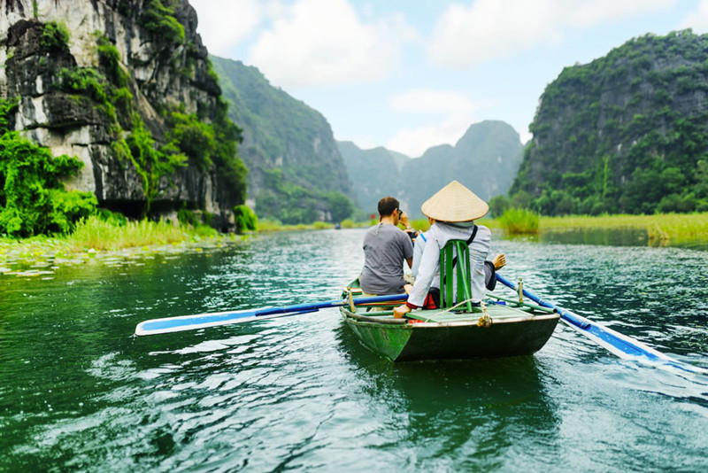 Tam Cốc Bích Động. Tham quan Tam Cốc, bạn sẽ được ngồi trên thuyền, xuôi theo dòng sông Ngô Đồng thơ mộng ngắm nhìn những dãy núi trùng điệp và những cánh đồng lúa chín vàng óng ánh. Tam Cốc Bích Động. Tham quan Tam Cốc, bạn sẽ được ngồi trên thuyền, xuôi theo dòng sông Ngô Đồng thơ mộng ngắm nhìn những dãy núi trùng điệp và những cánh đồng lúa chín vàng óng ánh.