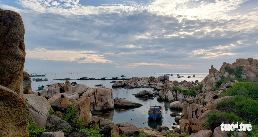 Đảo toàn đá, không có cư dân - Ảnh: NAM TRẦN