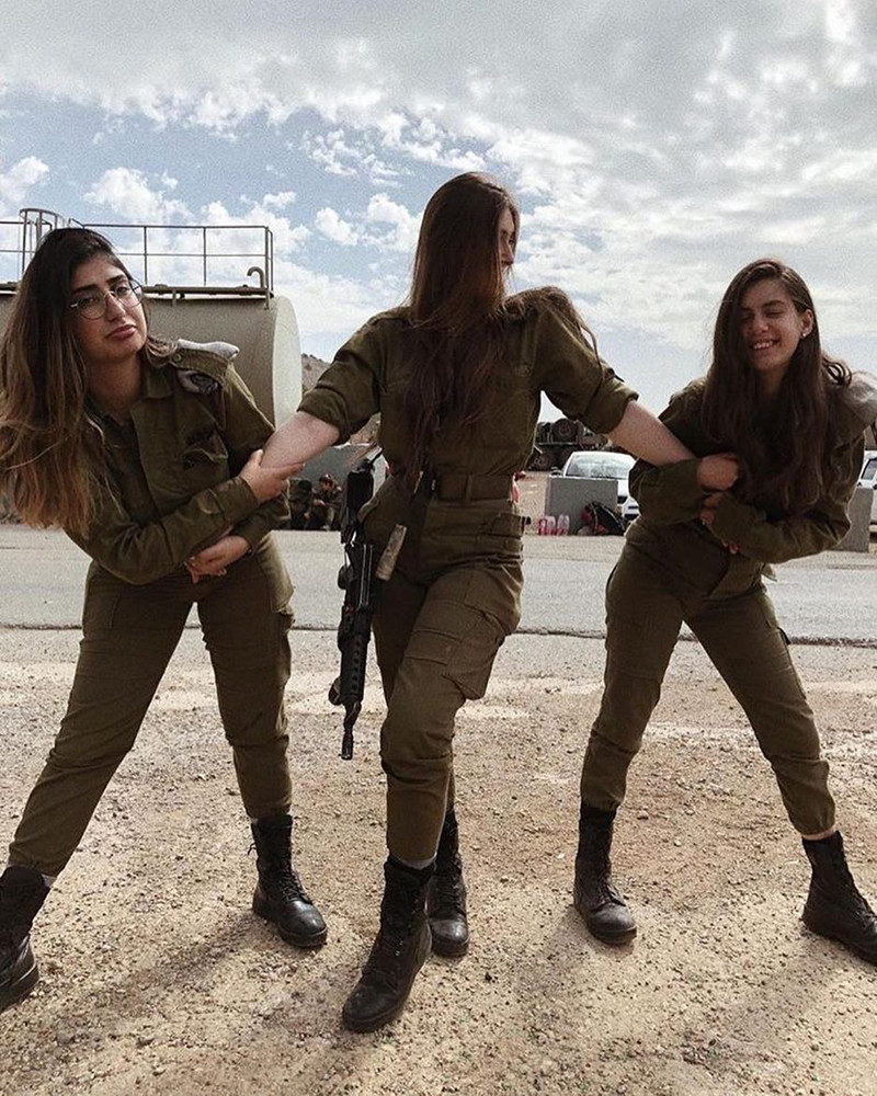 “Chị phải về với đội của em”.