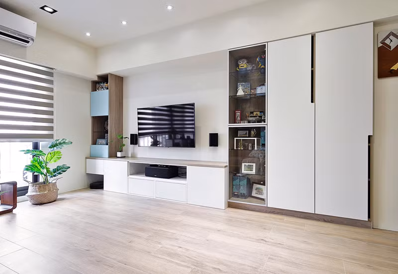 Trong khi đó các loại tủ kệ vẫn giữ nguyên màu xám trắng, có cửa che để giấu đi vật dụng không cần thiết.