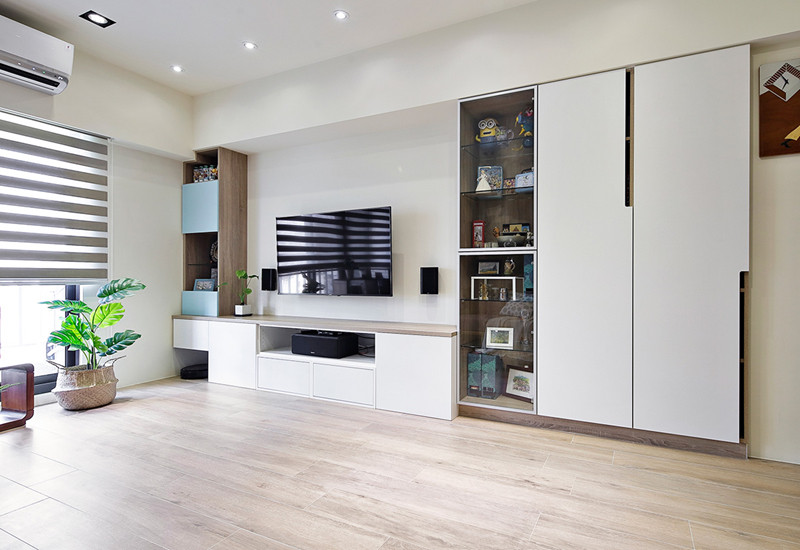 Trong khi đó các loại tủ kệ vẫn giữ nguyên màu xám trắng, có cửa che để giấu đi vật dụng không cần thiết. Trong khi đó các loại tủ kệ vẫn giữ nguyên màu xám trắng, có cửa che để giấu đi vật dụng không cần thiết.