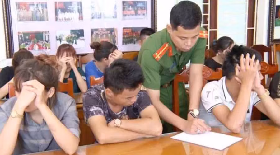  Các nam thanh nữ tú bị công an bắt khi đang bay ma túy