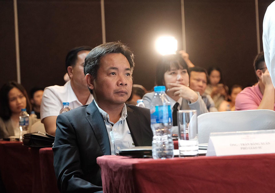 PGS Trần Đăng Xuân - Trưởng phòng thí nghiệm Sinh lý thực vật và Hóa sinh (Đại học Hiroshima, Nhật Bản) trong buổi công bố sáng nay. Ảnh: Trần Minh 