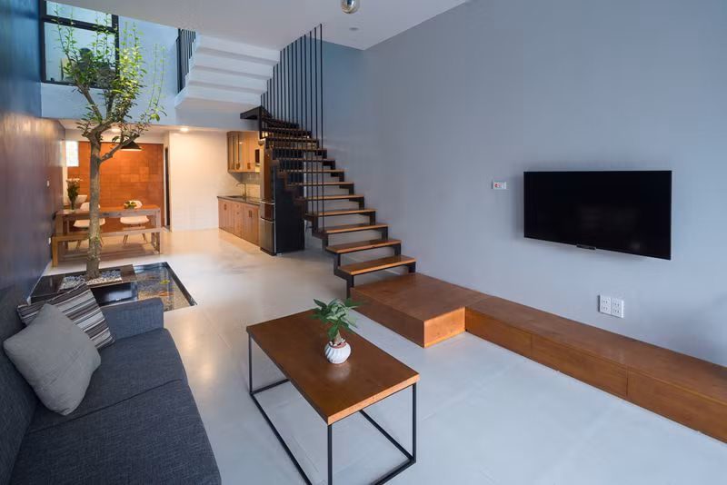  Với chiều rộng là 4m và chiều dài là 13m, cầu thang được đặt sát tường để không chiếm nhiều diện tích.