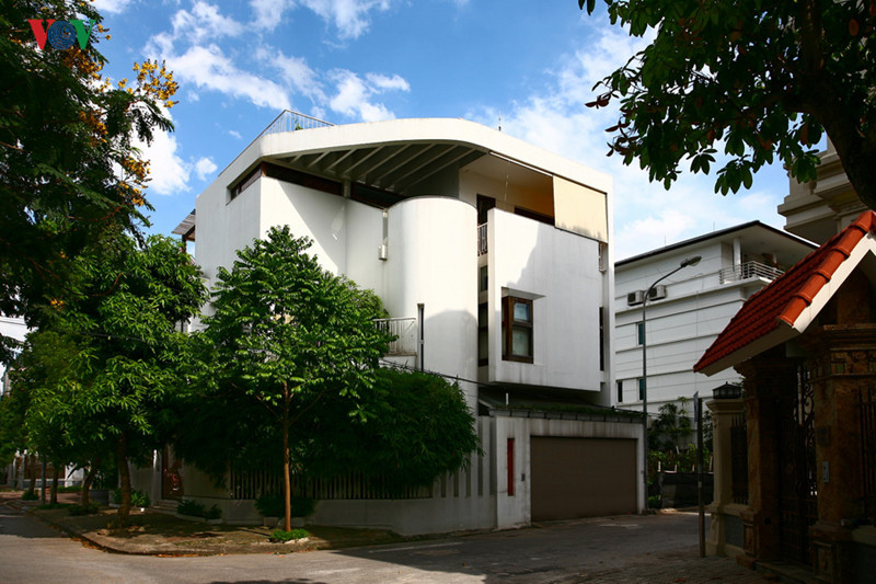  Ngôi biệt thự nằm trong một quần thể biệt thự ở quận Tây Hồ, Hà Nội. Bề ngoài công trình khá khiêm tốn, giản dị.