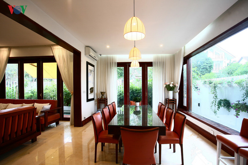 Phòng ăn ngăn cách với phòng khách qua một khung gỗ lớn tạo nên điểm nhấn và sự trang trọng cho mỗi không gian.