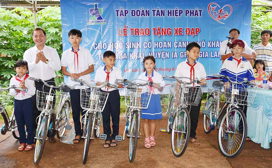 Đại diện công ty Tân Hiệp Phát trao xe đạp cho các em học sinh khó khăn xã Ia Krai (huyện Ia Grai). Ảnh: H.P  Đại diện công ty Tân Hiệp Phát trao xe đạp cho các em học sinh khó khăn xã Ia Krai (huyện Ia Grai). Ảnh: H.P