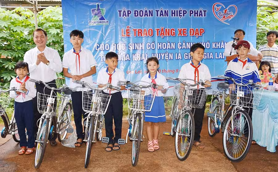  Đại diện công ty Tân Hiệp Phát trao xe đạp cho các em học sinh khó khăn xã Ia Krai (huyện Ia Grai). Ảnh: H.P