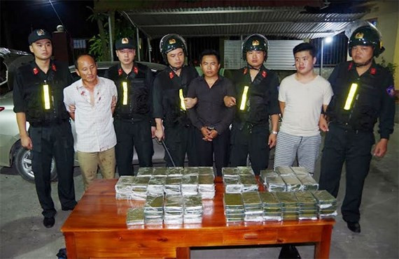 3 đối tượng bị bắt cùng 120 bánh heroin. Ảnh do Công an cung cấp