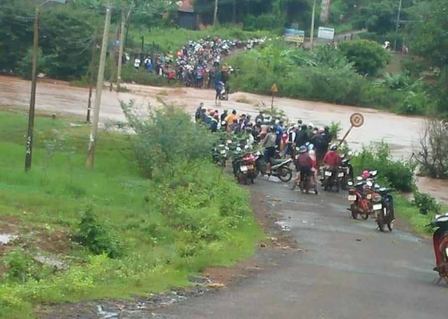 Nước ngập cầu tràn lực lượng chức năng không cho người dân qua lại. Ảnh: N.D