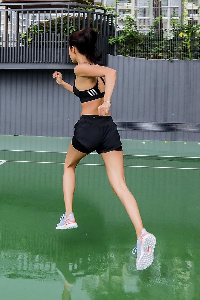 Minh Tú tiết lộ, để có được body săn chắc, cô kết hợp ăn uống một cách khoa học theo lời bác sĩ và chế độ dinh dưỡng riêng của bản thân. Cô cho biết có sức khoẻ mới có thể làm được tất cả những gì mình thích, vì vậy Minh Tú thường dành thời gian hằng ngày để tập thể dục. Ảnh: FBNV