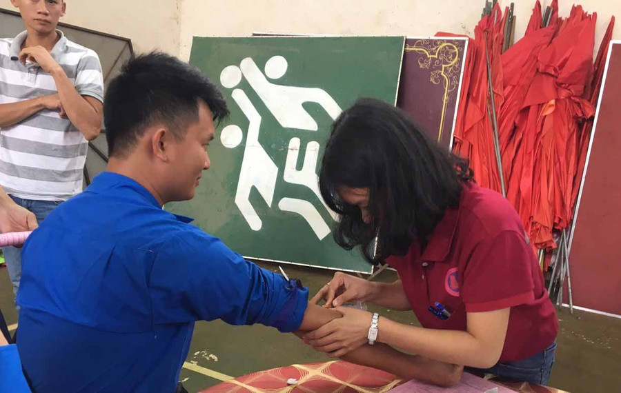  Quy trình lấy máu xét nghiệm. Ảnh: Hồng Ngọc