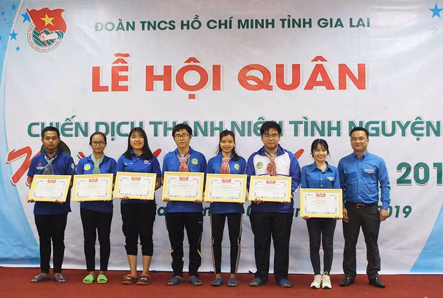  Anh Đỗ Duy Nam (bìa phải)-Phó Bí thư Tỉnh Đoàn, Chỉ huy trưởng Chiến dịch thanh niên tình nguyện Mùa hè xanh tặng bằng khen cho các tập thể có thành tích xuất sắc trong chiến dịch. Ảnh: Phan Lài