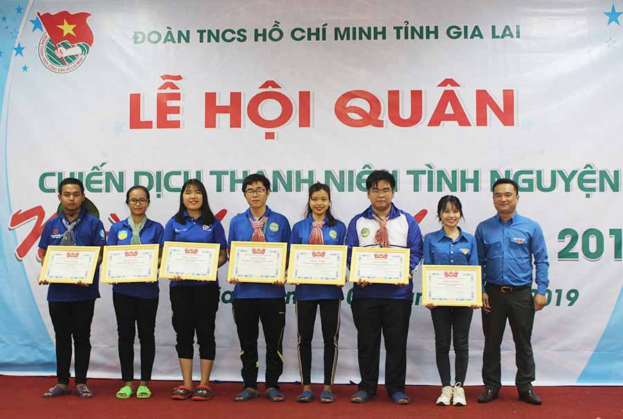  Anh Đỗ Duy Nam (bìa phải)-Phó Bí thư Tỉnh Đoàn, Chỉ huy trưởng Chiến dịch thanh niên tình nguyện Mùa hè xanh tặng bằng khen cho các tập thể có thành tích xuất sắc trong chiến dịch. Ảnh: Phan Lài