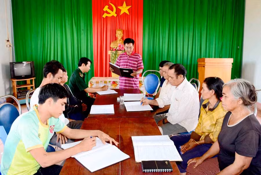  Quang cảnh buổi sinh hoạt chi bộ làng Lân (xã Ia O, huyện Ia Grai). Ảnh: Q.H