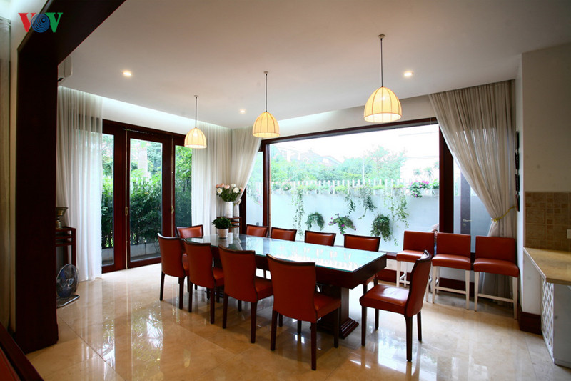 Không gian phòng ăn được mở ra vườn sau nhờ những vách kính lớn và cửa.