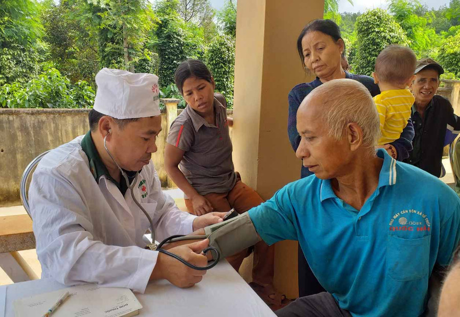 Các bác sĩ tận tình khám bệnh cho dân. Ảnh: Anh Huy