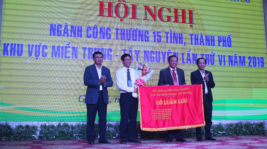 Trao cờ đăng cai tổ chức Hội nghị ngành Công thương các tỉnh, thành phố khu vực miền Trung-Tây Nguyên năm 2020 cho tỉnh Quảng Bình. Ảnh: Vũ Thảo