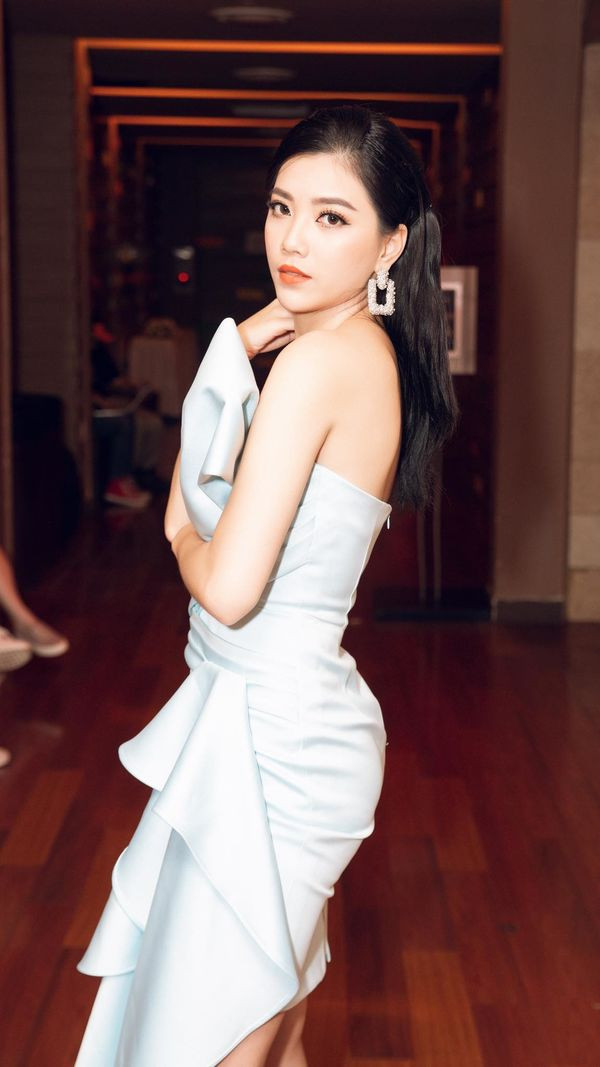 Hoài Thương được khen là lột xác với lay out trang điểm - phục sức này