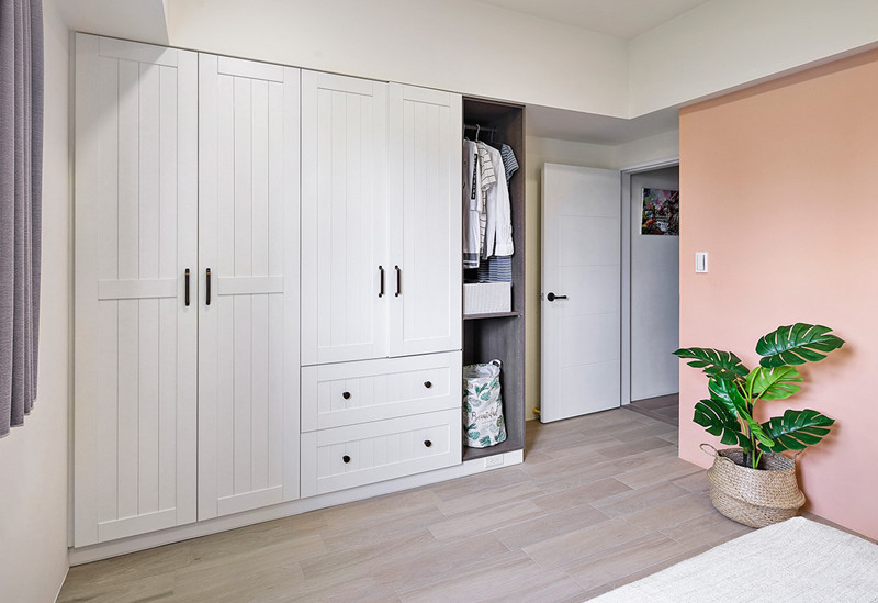 Cũng như bao căn hộ hiện đại khác, tủ kệ âm tường giúp cho phòng ngủ luôn gọn gàng và ngăn nắp Cũng như bao căn hộ hiện đại khác, tủ kệ âm tường giúp cho phòng ngủ luôn gọn gàng và ngăn nắp