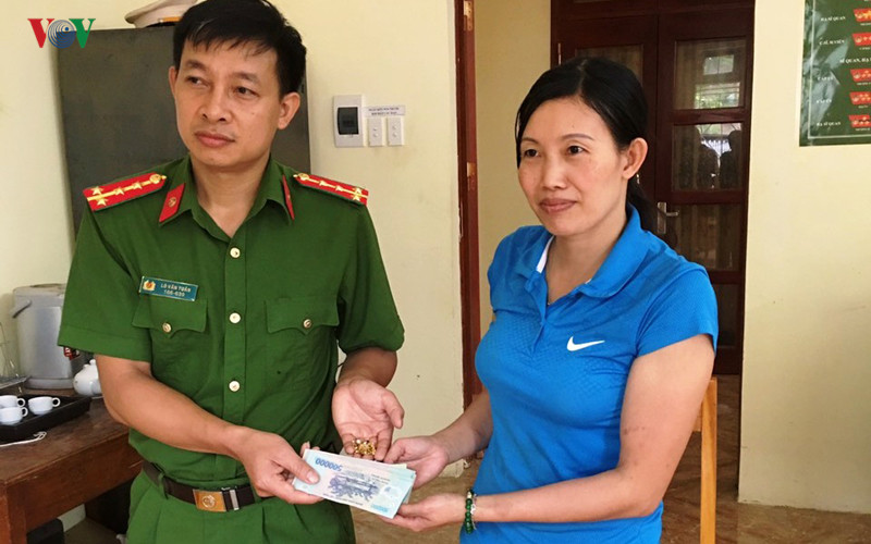 Đại úy Tuân trao tài sản cho người bị mất. Đại úy Tuân trao tài sản cho người bị mất.