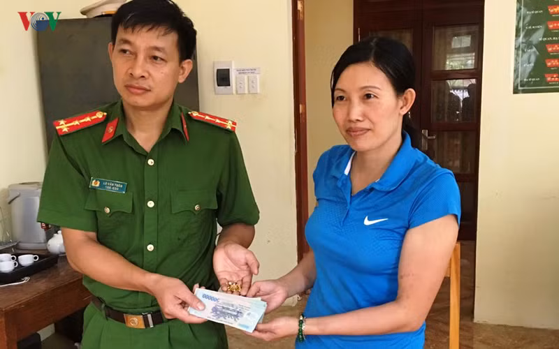 Đại úy Tuân trao tài sản cho người bị mất.