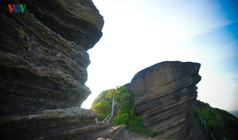 Đến với đảo Phú Quý hoang sơ, bạn không chỉ được hòa mình vào thiên nhiên, đắm mình vào vẻ đẹp của những bãi biển trong xanh và sự thân hiện của người dân địa phương.