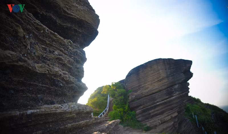 Đến với đảo Phú Quý hoang sơ, bạn không chỉ được hòa mình vào thiên nhiên, đắm mình vào vẻ đẹp của những bãi biển trong xanh và sự thân hiện của người dân địa phương.