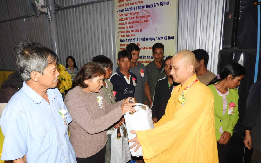  Chùa Vạn Phật tặng quà cho các hộ nghèo và gia đình khó khăn. Ảnh: Thanh Nhật