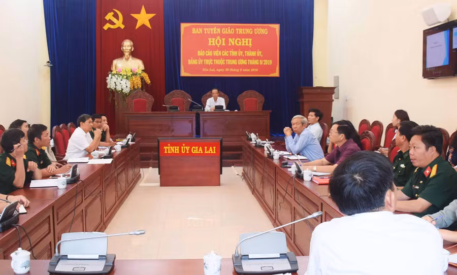 Quang cảnh hội nghị báo cáo viên trực tuyến tại điểm cầu Gia Lai. Ảnh: Minh Nguyễn