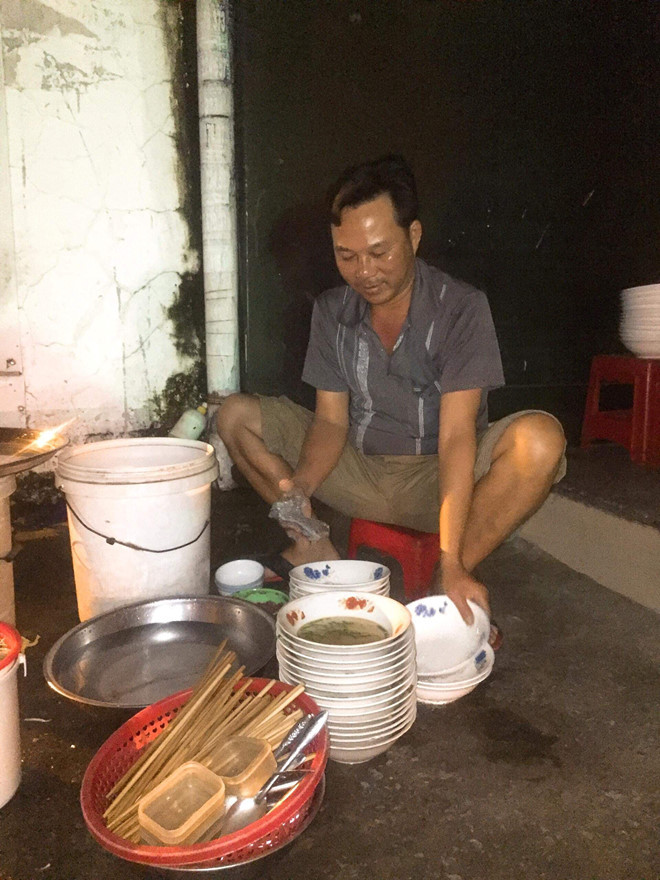  Anh Lập rửa tô trước khi đẩy xe hủ tiếu gõ về phòng trọ