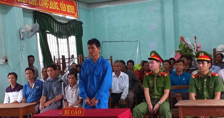 Bị cáo Nay Y Lom bị tuyên phạt 20 tháng tù. Ảnh: Văn Ngọc 