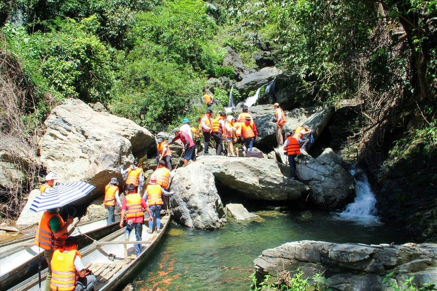 Khe lạnh chưa được nhiều người biết đến nên phong cảnh còn rất hoang sơ.