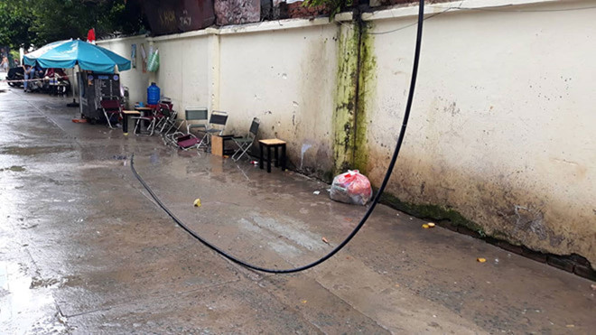 Sợi dây điện trung thế bị đứt rơi xuống trúng người đàn ông khiến nạn nhân bị điện giật tử vong. Ảnh: Trần Tiến