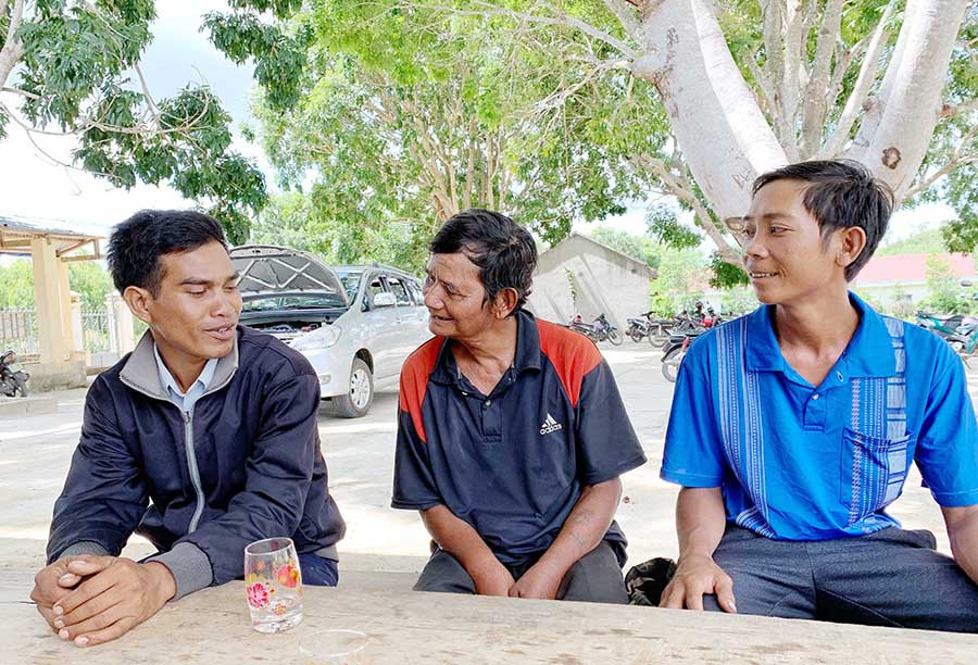 Nghệ nhân Đinh Rung (giữa) trò chuyện cùng thanh niên làng Châu (xã Chư Krêy, huyện Kông Chro). Ảnh: M. C