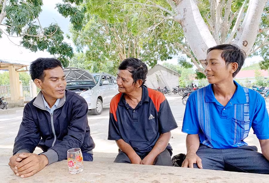 Nghệ nhân Đinh Rung (giữa) trò chuyện cùng thanh niên làng Châu (xã Chư Krêy, huyện Kông Chro). Ảnh: M. C