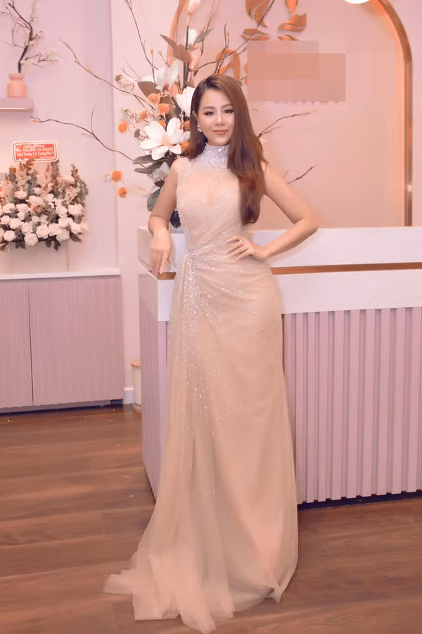 Người đẹp khoe vòng eo thon thả trong chiếc váy ngọt ngào