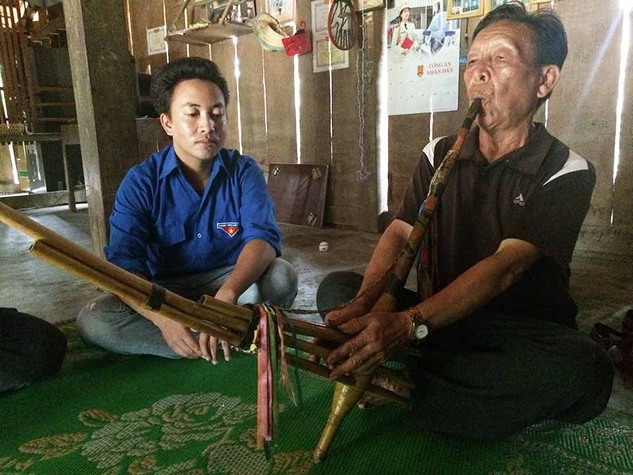 Ông Lý Văn Tính hướng dẫn 1 học viên. Ảnh: N.H  Ông Lý Văn Tính hướng dẫn 1 học viên. Ảnh: N.H