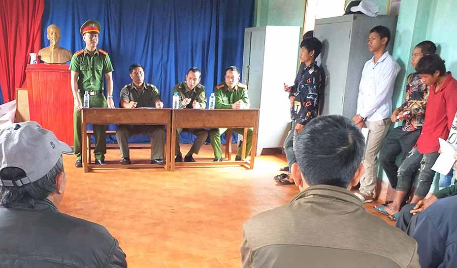  Đưa các đối tượng thiếu niên dân tộc thiểu số vi phạm pháp luật ở thị trấn Ia Ly và xã Ia Mơ Nông ra kiểm điểm trước dân. Ảnh: Đ.Y