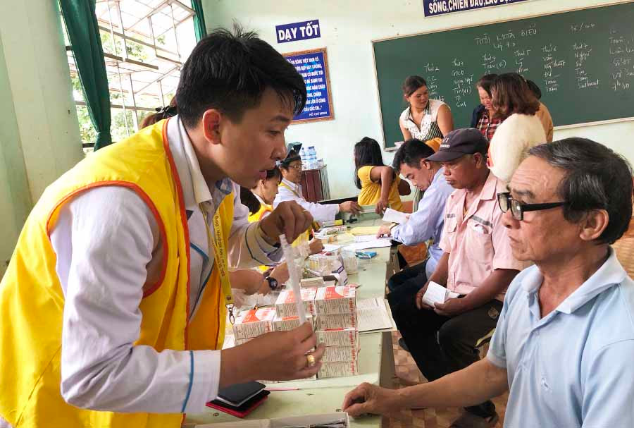  Bác sĩ khám mắt cho bệnh nhân. Ảnh: N.T