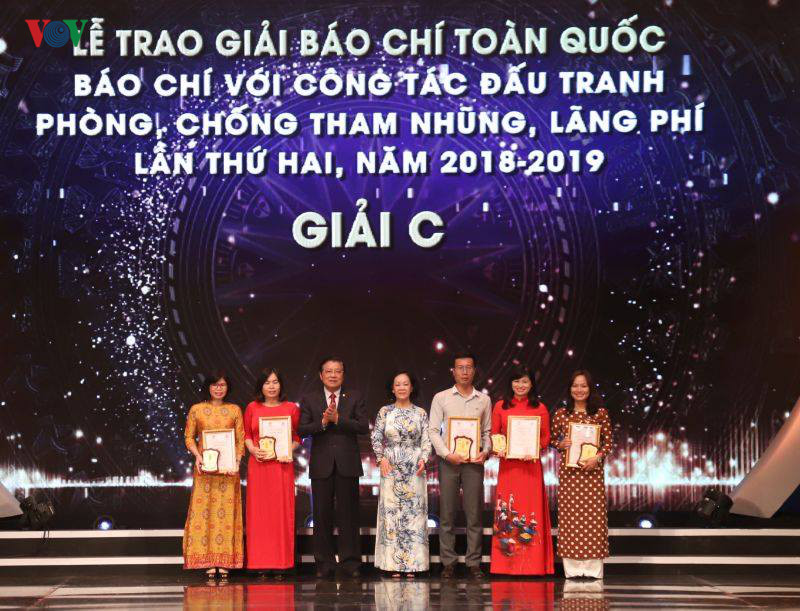  Trưởng Ban Dân vận Trung ương Trương Thị Mai và Trưởng Ban Nội chính Trung ương Phan Đình Trạc trao giải cho các tác giả đoạt giải C