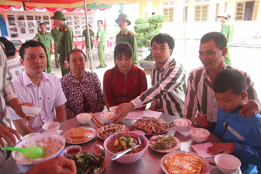 Niềm vui xen lẫn cảm xúc nghẹn ngào của những phạm nhân khi được dùng bữa cơm gia đình. Ảnh: Văn Ngọc 