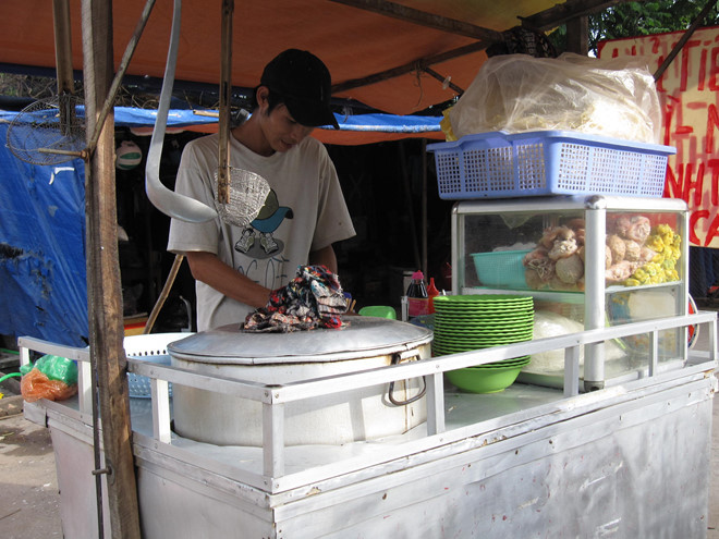 Mưu sinh bên xe hủ tiếu - Ảnh: Trang Thy