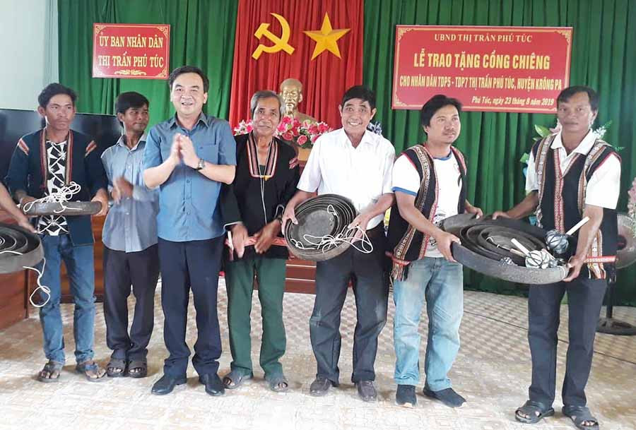  ông Đặng Phan Chung-Ủy viên Ban Thường vụ Tỉnh ủy, Phó Chủ tịch thường trực Hội đồng nhân dân tỉnh trao tặng 2 bộ cồng chiêng cho nhân dân 2 tổ dân phố. Ảnh: N.T