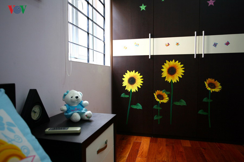 Tự trang trí cánh tủ một cách rất… thủ công.  Tự trang trí cánh tủ một cách rất… thủ công.