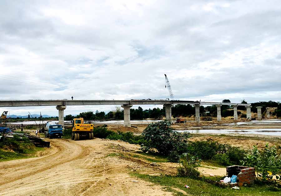  Cầu Ia Rmok đang dần hoàn thành. Ảnh: H.L