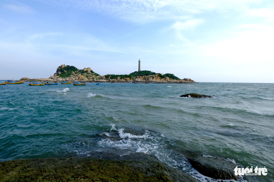 Những ngày nước rút có thể đi bộ ra đảo - Ảnh: NAM TRẦN