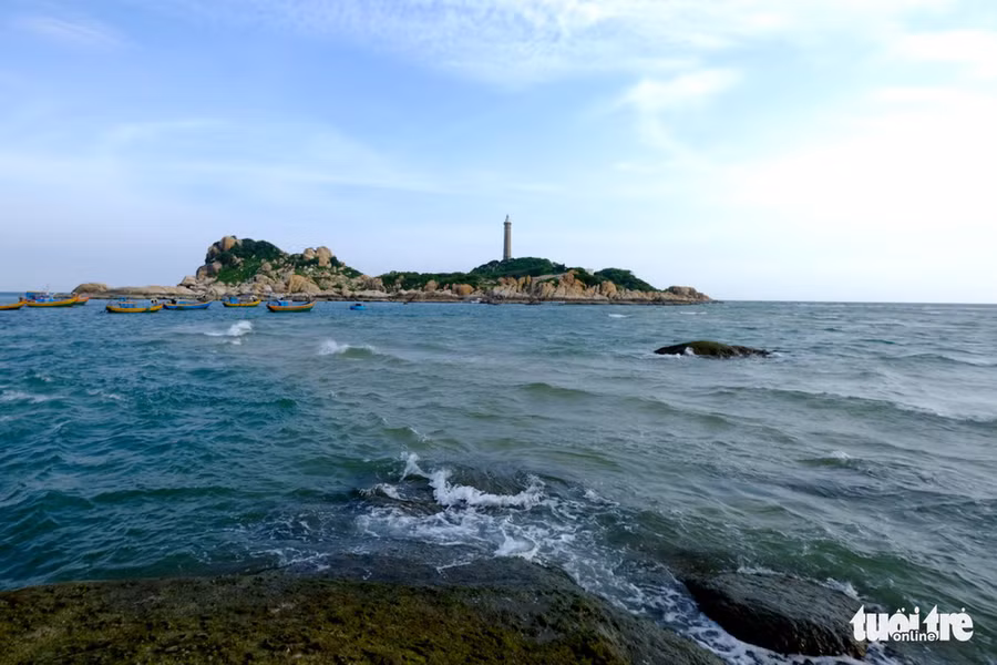 Những ngày nước rút có thể đi bộ ra đảo - Ảnh: NAM TRẦN